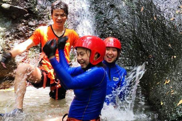 Practica barranquismo en las cascadas de Qikong con tus hijos